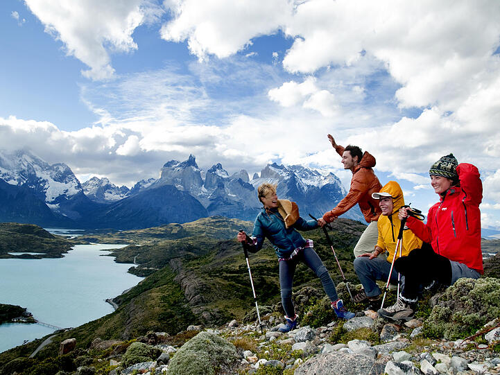 Chile: Bergwanderer lassen sich am Torres del Paine den Wind um die Nase wehen.