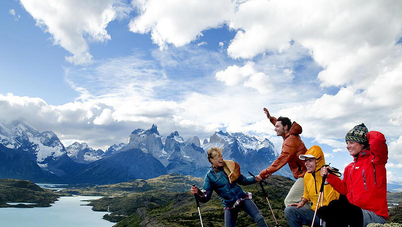 Chile: Bergwanderer lassen sich am Torres del Paine den Wind um die Nase wehen. Chile: Bergwanderer lassen sich am Torres del Paine den Wind um die Nase wehen.