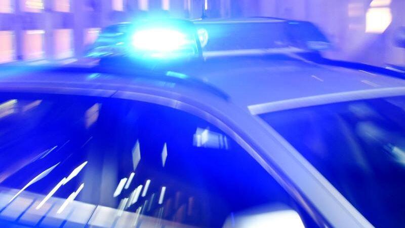 Ein Streifenwagen der Polizei steht mit eingeschaltetem Blaulicht auf der Straße. F. Foto: Carsten Rehder/dpa