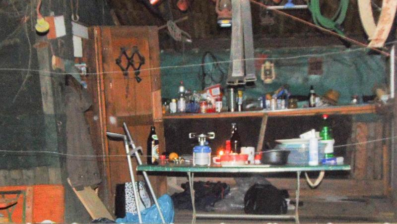 Polizisten stehen in der Holzhütte eines Einsiedlers. Foto: -/Polizeiinspektion Freising /dpa Polizisten stehen in der Holzhütte eines Einsiedlers. Foto: -/Polizeiinspektion Freising /dpa
