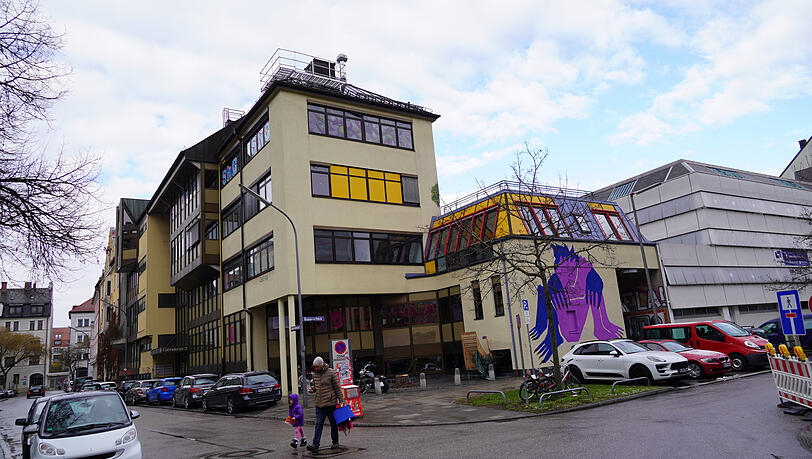 Links das Ausbildungszentrum, das abgerissen wird. Links das Ausbildungszentrum, das abgerissen wird.