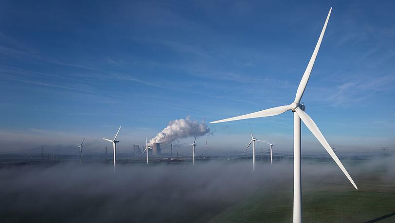 Windenergie, Solarstrom ... Die Energiekrise könnte laut der Internationalen Energieagentur eine Chance für die Energiewende darstellen.