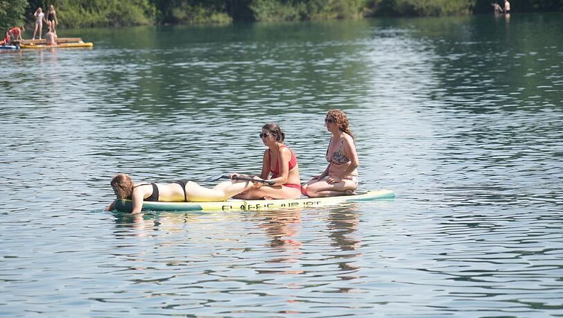 Auf dem SUP, mit Luftmatratze oder frei schwimmend: Werktags ist es angenehm ruhig am kleinen See westlich von Karlsfeld.