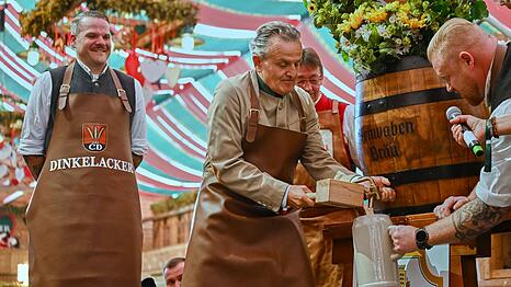 Erst nach dem Fassanstich darf auch in den anderen sieben Zelten Bier ausgeschenkt werden.