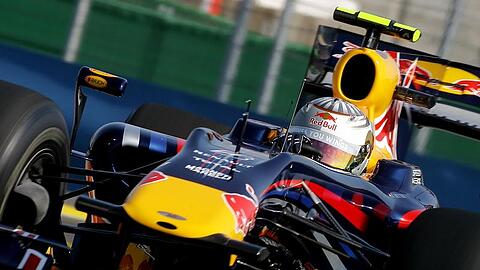 Sebastian Vettel steuert seinen Red Bull im Training über den Stadtkurs von Valencia.