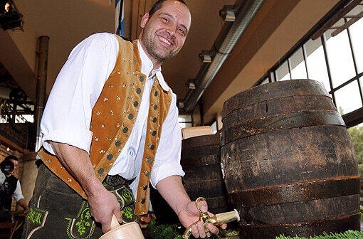 Markus Roiderer beim Anstich 2009. Der Sohn des Wiesn-Wirte-Sprechers Toni Roiderer gilt damals als Nachfolger seines Vaters.