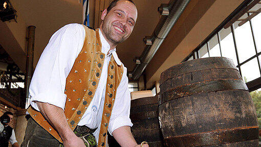 Markus Roiderer beim Anstich 2009. Der Sohn des Wiesn-Wirte-Sprechers Toni Roiderer gilt damals als Nachfolger seines Vaters. Markus Roiderer beim Anstich 2009. Der Sohn des Wiesn-Wirte-Sprechers Toni Roiderer gilt damals als Nachfolger seines Vaters.