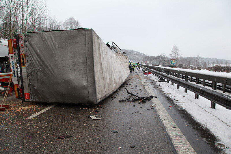 Schwerer Lkw-Unfall auf der A 8 in Richtung Salzburg: Die Bilder