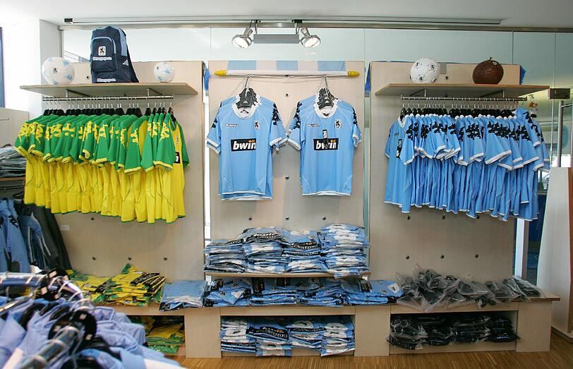 Für die Saison 2006/2007 kommt der Sponsor bwin, was aufgrund der bayerischen Glücksspiel-Gesetze viel Tumult und Verkauf-Stops mit sich bringt.