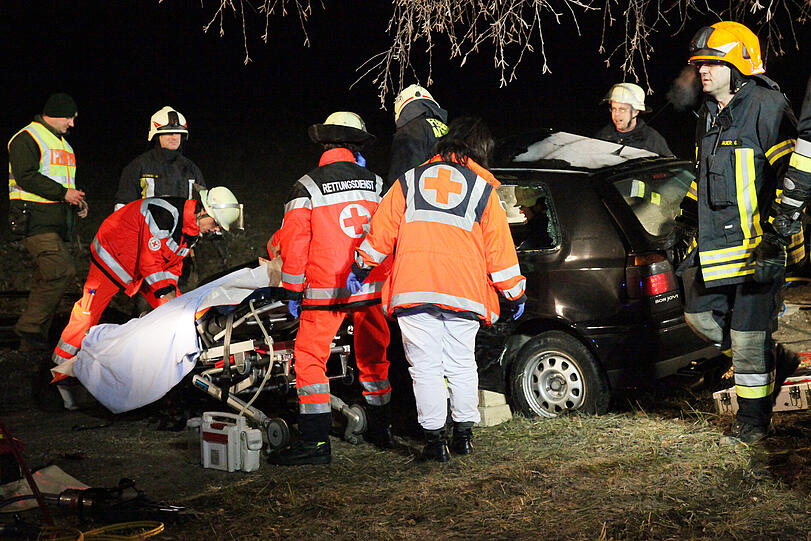 Glatteis auf der B12 (Nähe Ecksberger Berg): Ein junger Mann schlittert aus einer langezogenen Rechtskurve und prallt gegen einen Baum. Mit schwerem Gerät befreit die Feuerwehr den eingeklemmten Fahrer. Die Bilder vom Unfall.