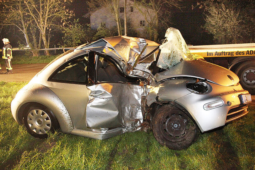 Betrunken und ohne Führerschein ist ein 17-Jähriger nach der Disco gegen einen Baum gerast. Die Bilder vom Unfallort.