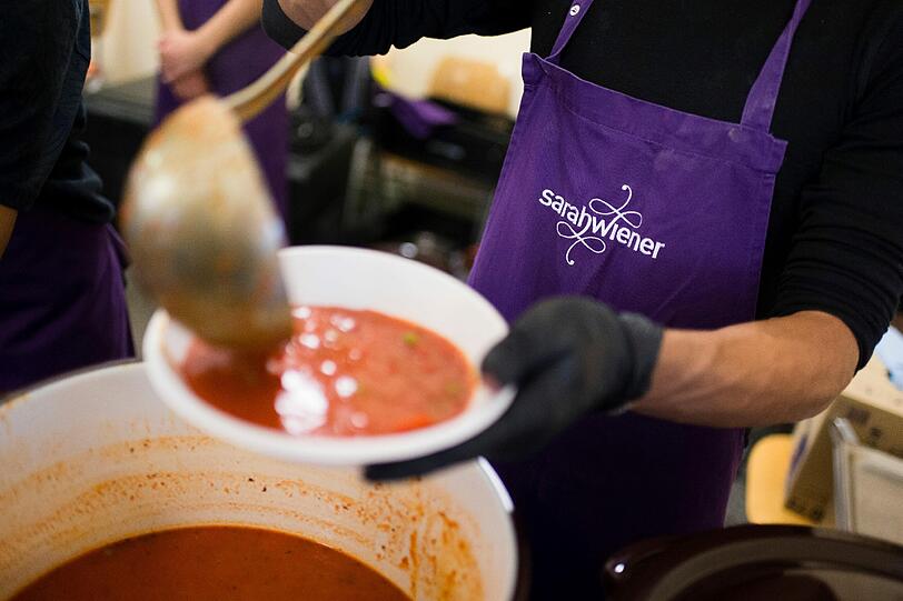 Sarah Wiener hat für Flüchtlinge in Berlin eine Bio-Gemüsesuppe gekocht