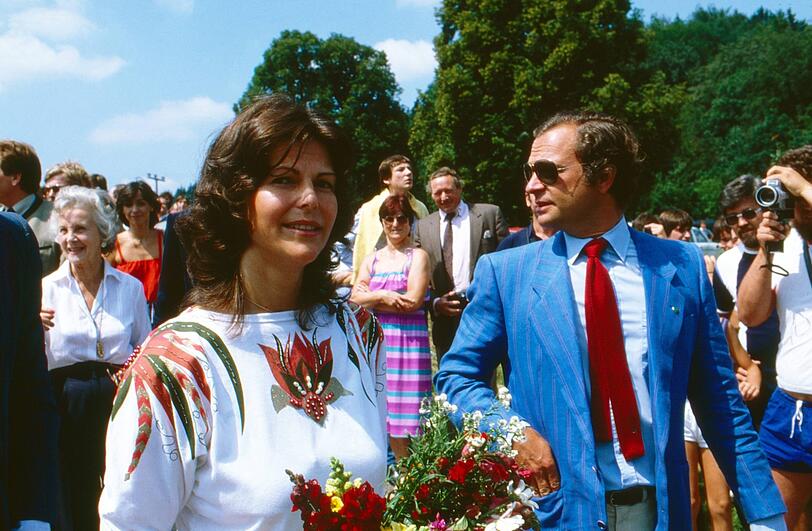 Gut gelaunt im Sonnenschein: Königin Silvia mit Carl Gustaf im Jahr 1982.
