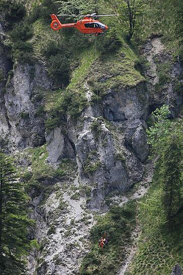 Der verunglückte Wanderer wurde per Rettungshubschrauber aus der Schlucht geborgen.