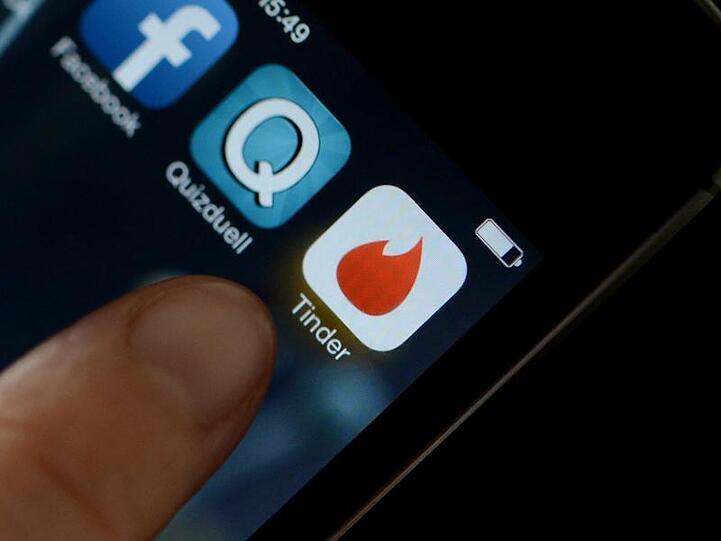 Logo der App Tinder auf einem Smartphone. Seit 2016 dürfen in Russland die Behörden auf Daten per Gesetz zugreifen, wenn sie kriminelle Machenschaften vermuten oder einem Terrorverdacht nachgehen.