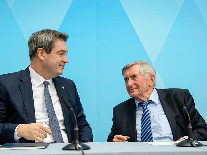 Markus Söder (CSU, l), Ministerpräsident von Bayern, und Alois Glück (CSU), Leiter des Runden Tischs. Foto: Matthias Balk