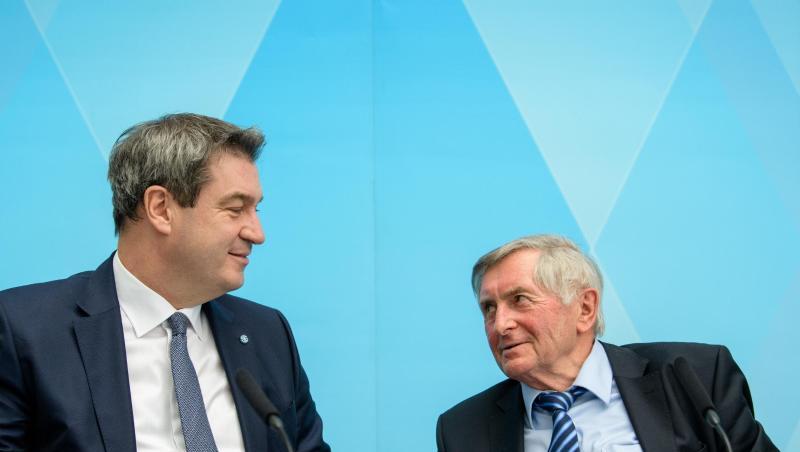Markus Söder (CSU, l), Ministerpräsident von Bayern, und Alois Glück (CSU), Leiter des Runden Tischs. Foto: Matthias Balk
