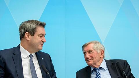 Markus Söder (CSU, l), Ministerpräsident von Bayern, und Alois Glück (CSU), Leiter des Runden Tischs. Foto: Matthias Balk
