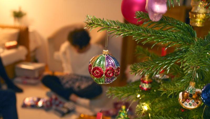 Auch im Corona-Jahr sollen Familien unter einem geschmücktem Weihnachtsbaum gemeinsam Geschenke auspacken können.