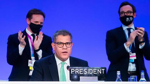 Alok Sharma (M), Präsident der COP26, bei der schließenden Plenarsitzung. Die UN-Klimakonferenz in Schottland hat mit einem als historisch gefeierten Beschluss den weltweiten Abschied von der Kohleverbrennung eingeläutet.