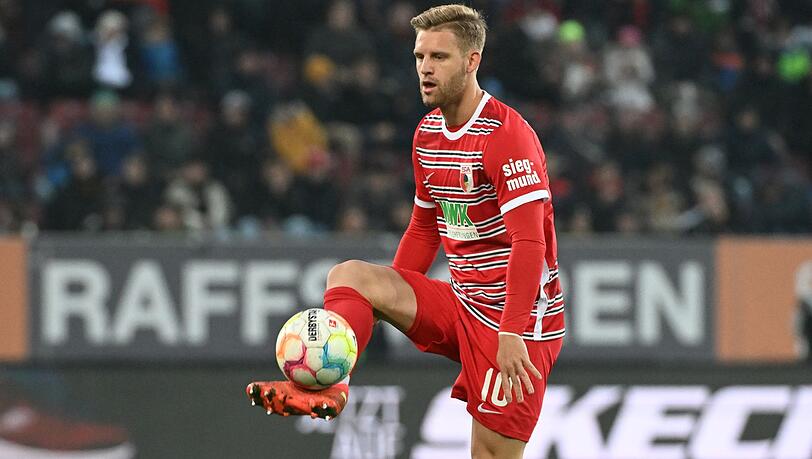 Augsburgs Arne Maier spielt den Ball.
