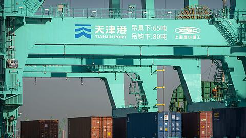 Unbemannte Lastwagen bewegen Schiffscontainer in einem automatisierten Containerhafen in Tianjin.
