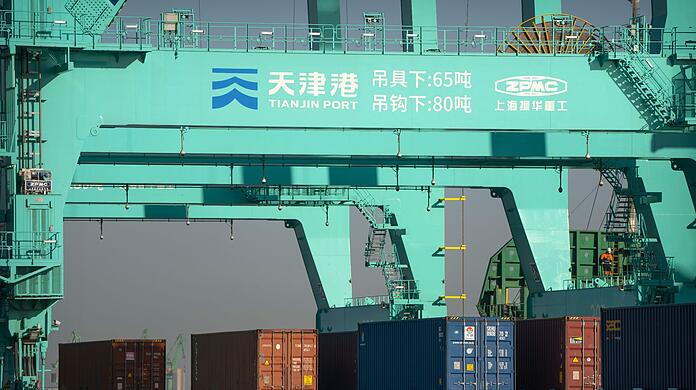 Unbemannte Lastwagen bewegen Schiffscontainer in einem automatisierten Containerhafen in Tianjin.
