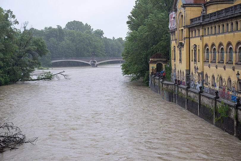 Die Isar am Müllersschem Volksbad am 1.6.2024.