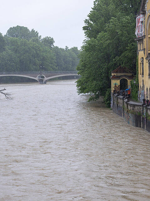 Voll bis zu Oberkante, aber trotzdem kein Problem? Die Isar am Müllerschen Volksbad beim Hochwasser am 1.6.2024 kurz vor Warnstufe 3. Dieses Jahr wurde bis jetzt nur Warnstufe 1 erreicht.