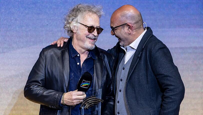 BAP-Gründer Wolfgang Niedecken (links) nahm seinen Award von Kabarettist und Kumpel Hannes Ringlstetter entgegen.