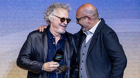 BAP-Gründer Wolfgang Niedecken (links) nahm seinen Award von Kabarettist und Kumpel Hannes Ringlstetter entgegen.