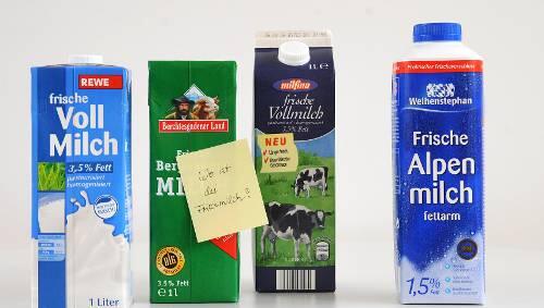 Schaut wie Frischmilch aus, ist es aber nicht: Alle vier Packungen sind ESL-Milch. Dagegen sollen die Verbraucher mit Zetteln protestieren. Schaut wie Frischmilch aus, ist es aber nicht: Alle vier Packungen sind ESL-Milch. Dagegen sollen die Verbraucher mit Zetteln protestieren.