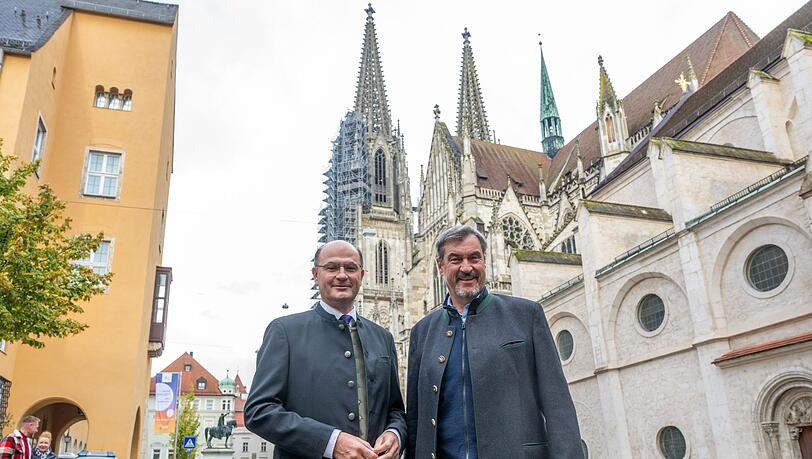 Bayerns Kabinett um Ministerpräsident Markus Söder (rechts) und Finanzminister Albert Füracker (beide CSU) machte Station in der Oberpfalz - in Regensburg.