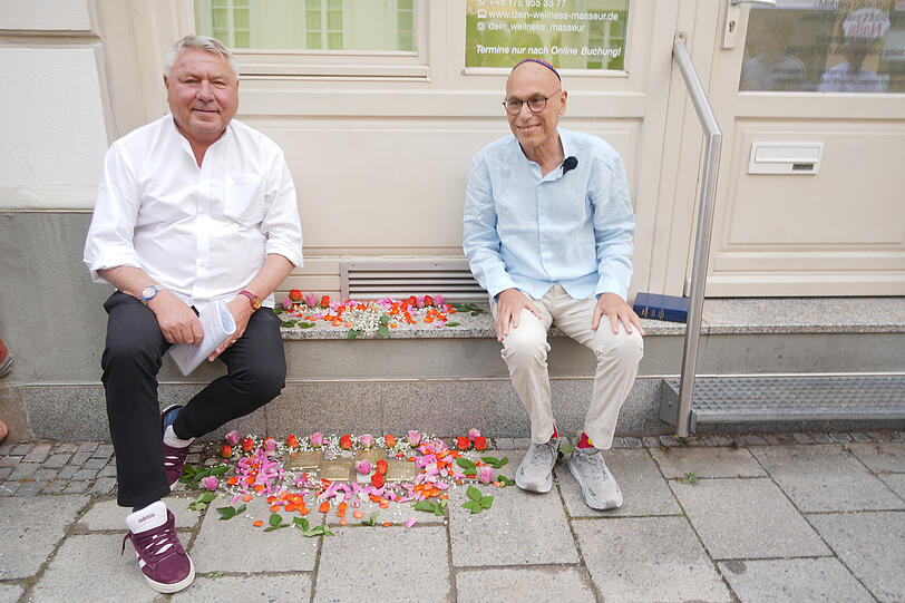 Dietmar Holzapfel (l.) und Terry Swartzberg neben den neuen Stolpersteinen an der
Buttermelcherstr 4. Dietmar Holzapfel (l.) und Terry Swartzberg neben den neuen Stolpersteinen an der
Buttermelcherstr 4.