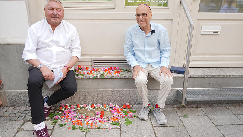 Dietmar Holzapfel (l.) und Terry Swartzberg neben den neuen Stolpersteinen an der
Buttermelcherstr 4. Dietmar Holzapfel (l.) und Terry Swartzberg neben den neuen Stolpersteinen an der
Buttermelcherstr 4.