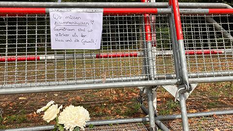 Menschen dr&uuml;cken ihre Gef&uuml;hle auf Zetteln und mit Blumen nach dem Anschlag auf den Berliner CSD aus.
