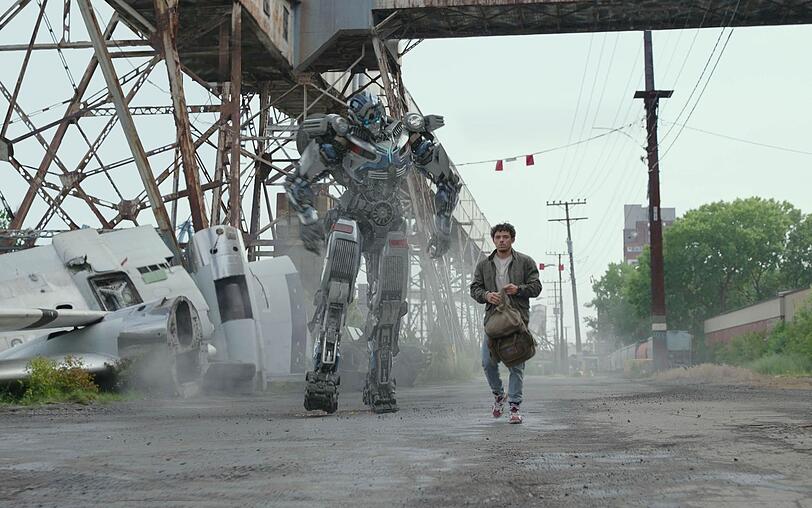 Noah Diaz (Anthony Ramos) staunt nicht schlecht, als sich das Auto, in dessen Raub er hineingezogen wurde, als Transformer Mirage entpuppt. Noah Diaz (Anthony Ramos) staunt nicht schlecht, als sich das Auto, in dessen Raub er hineingezogen wurde, als Transformer Mirage entpuppt.