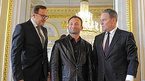 Kirill Petrenko, der designierte Generalmusikdirektor der Staatsoper ab 2013, zwischen Kunstminister Wolfgang Heubisch (rechts) und dem Opernintendanten Nikolaus Bachler (links).