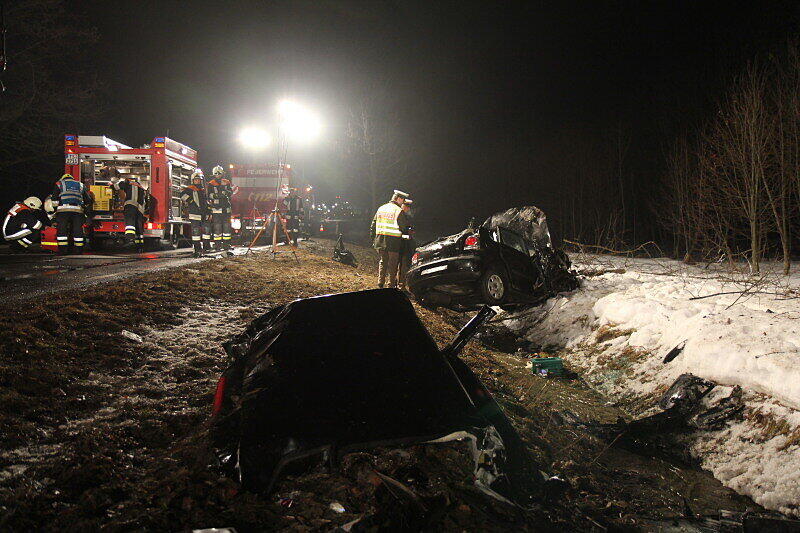 Bei einem Unfall auf der B 306 ist eine
26-jährige Frau aus Siegsdorf tödlich verunglückt. Wie die Polizei
am Donnerstag mitteilte, kam die Frau aus zunächst ungeklärter
Ursache mit ihrem Fahrzeug von der Straße ab.