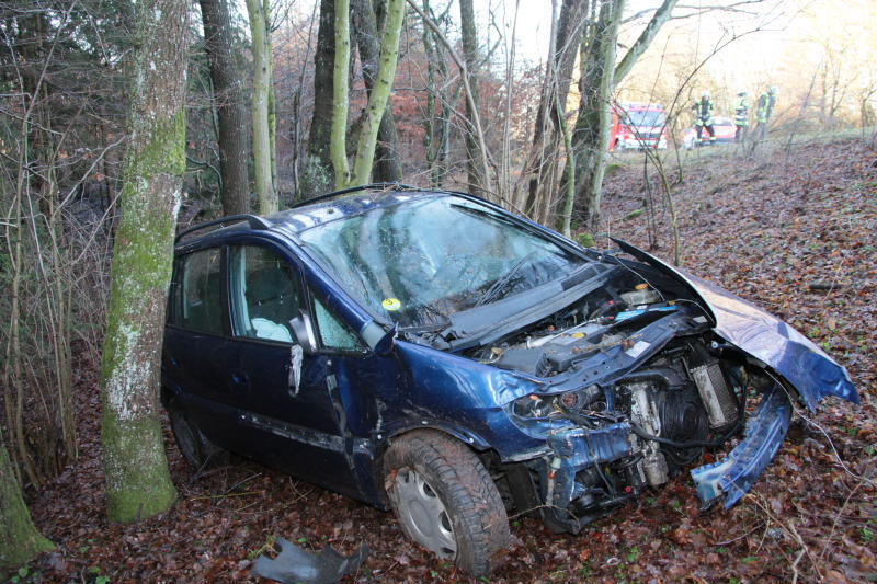 Unglaublich: Aus diesem Wrack entkam der Fahrer mit nur leichten Verletzungen. Wegen Glatteis war er eine Böschung hinab geschossen. Die Bilder von der Unfallstelle!