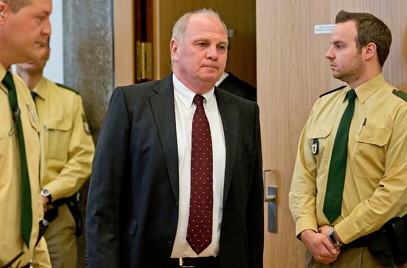 Der Angeklagte im Gerichtssaal: Der Präsident des FC Bayern München Uli Hoeneß am Eingang zum Gerichtssaal im Landgericht München II.
