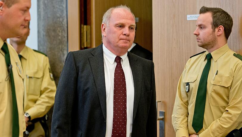 Der Angeklagte im Gerichtssaal: Der Präsident des FC Bayern München Uli Hoeneß am Eingang zum Gerichtssaal im Landgericht München II. Der Angeklagte im Gerichtssaal: Der Präsident des FC Bayern München Uli Hoeneß am Eingang zum Gerichtssaal im Landgericht München II.