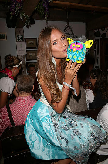 Model Alena Gerber im Käferzelt.