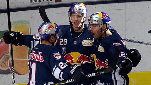 Glückliche Sieger: In Spiel vier in Bremerhaven müssen die Eishockey-Cracks des EHC Red Bull München mehr als eine Schippe drauf legen.