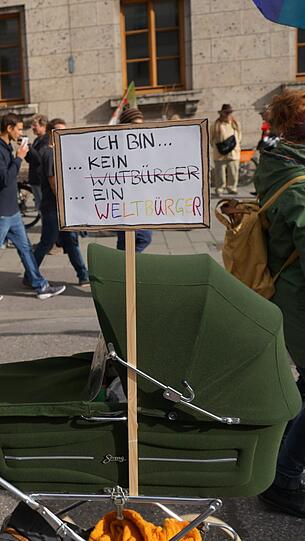 Mit bunten und kreativen Plakaten machten sich am Mittwoch rund 21.000 Münchner auf und demonstrierten gegen rechte Hetze.