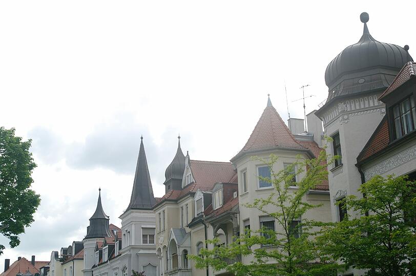 Die Hausfassade mit vielen Türmen.