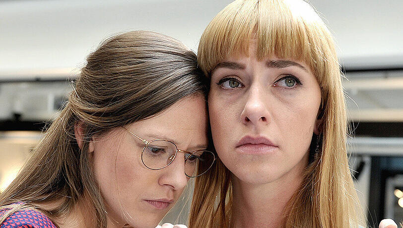 Caro (Katja Sieder, l.) fällt aus allen Wolken, als sie von Giselle (Kim Riedle, r.) erfährt, dass Thore Schluss mit ihr gemacht hat Caro (Katja Sieder, l.) fällt aus allen Wolken, als sie von Giselle (Kim Riedle, r.) erfährt, dass Thore Schluss mit ihr gemacht hat