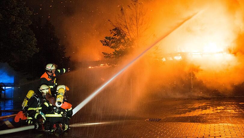 Bei einem Brand einer Lagerhalle im Landkreis Freising ist ein hoher Sachschaden entstanden. Die Polizei ermittelt wegen Brandstiftung. (Symbolbild) Bei einem Brand einer Lagerhalle im Landkreis Freising ist ein hoher Sachschaden entstanden. Die Polizei ermittelt wegen Brandstiftung. (Symbolbild)