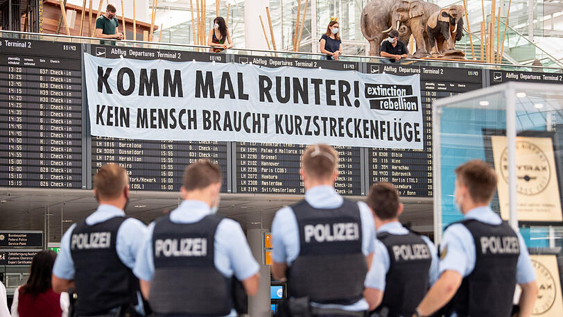 Klima-Blockade am Flughafen München - Bilder von der Protestaktion.
