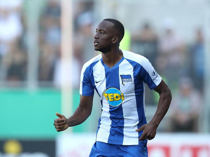 Der Berliner Dodi Lukebakio läuft über den Platz. Foto: Daniel Karmann/Archivbild